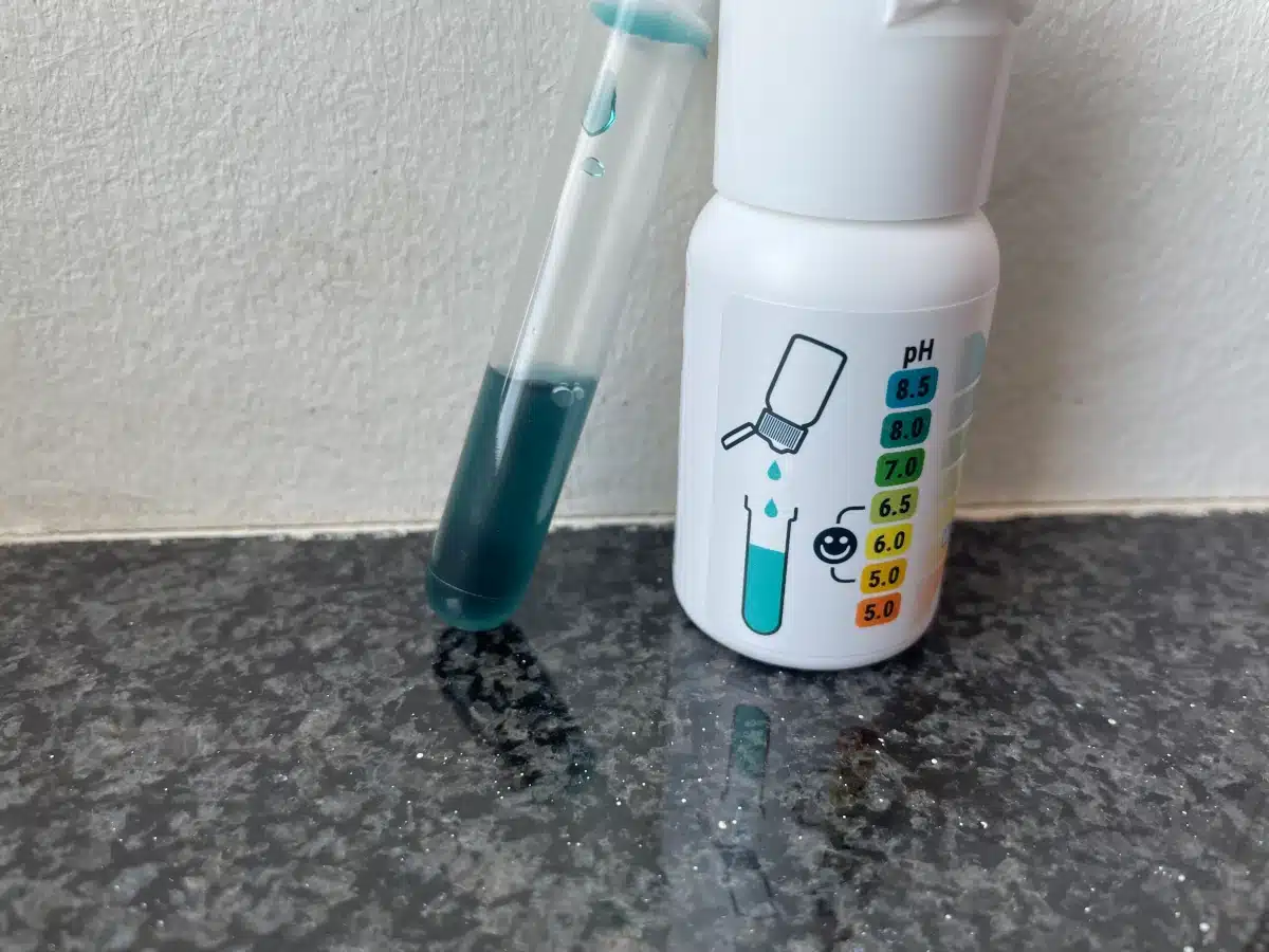 Mäter pH med droppar och ett teströr